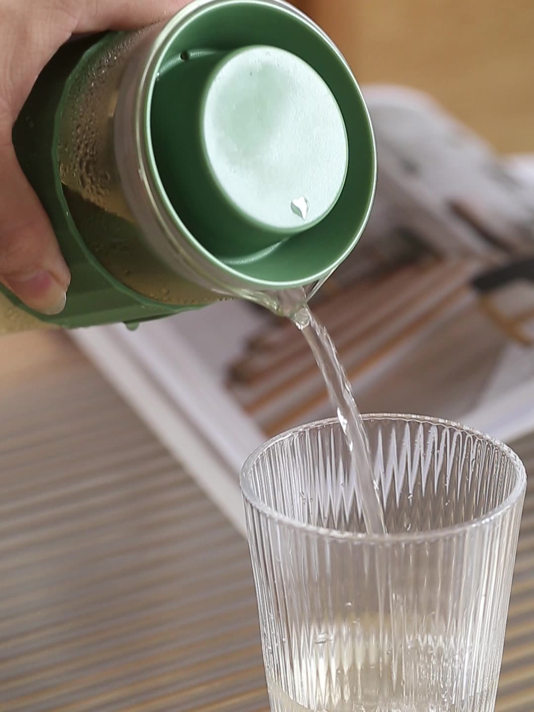 This is a portable glass cold brew teapot bottle