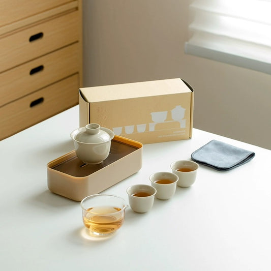 This is a ceramic gaiwan set