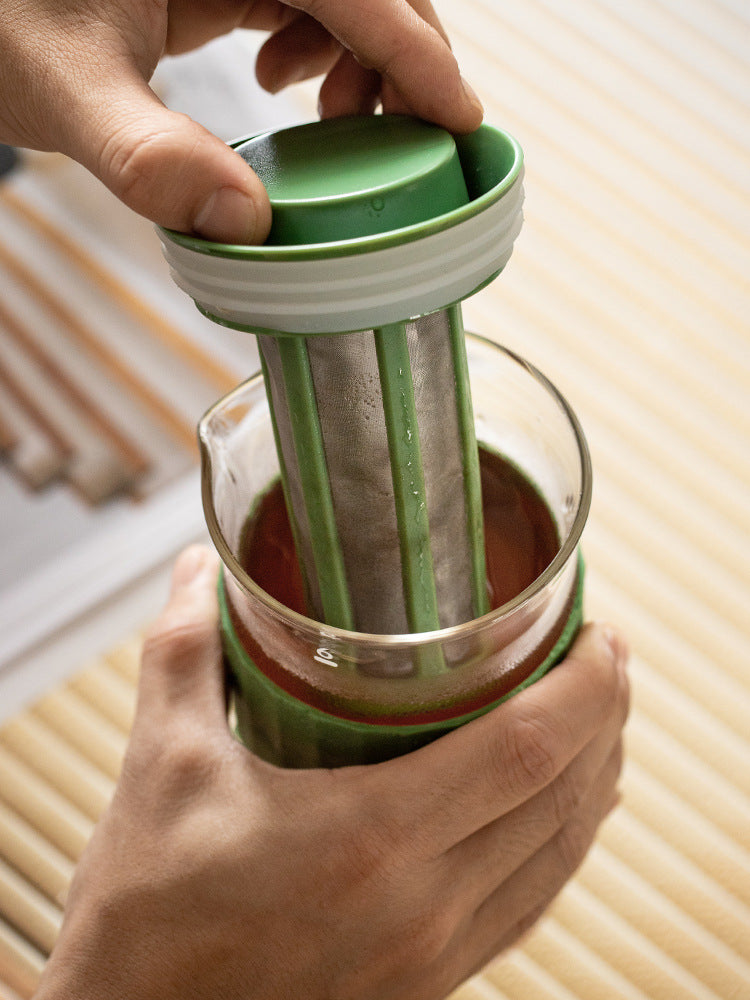This is a portable glass cold brew teapot bottle