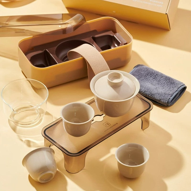 This is a ceramic gaiwan set
