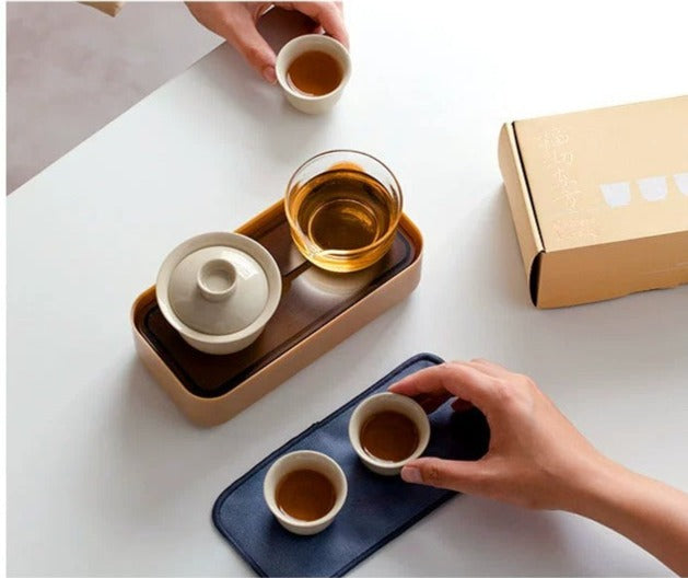 This is a ceramic gaiwan set