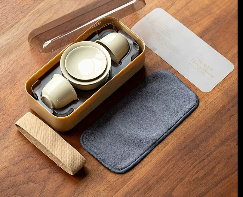 This is a ceramic gaiwan set