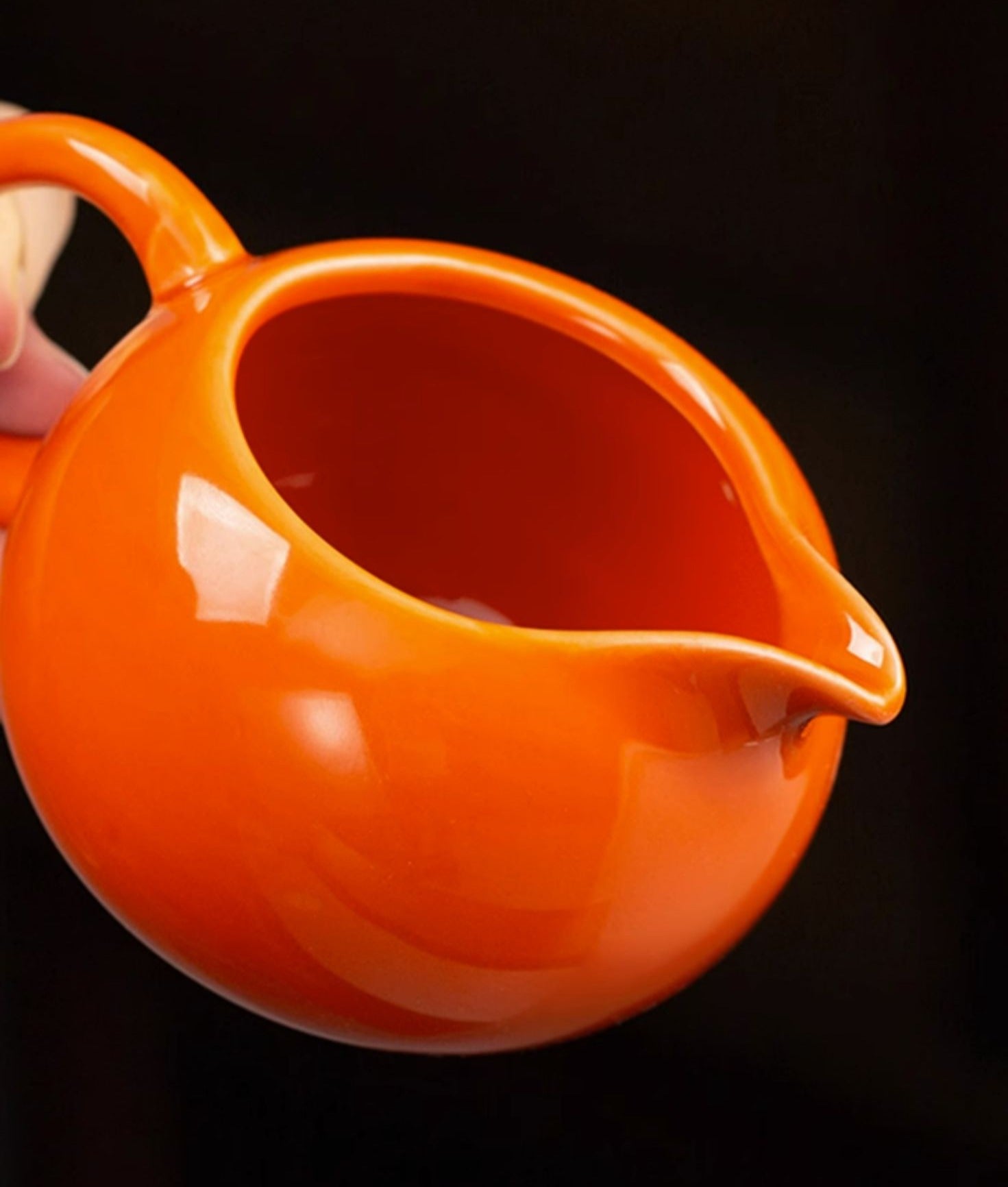 this is an automatic ceramic teapot