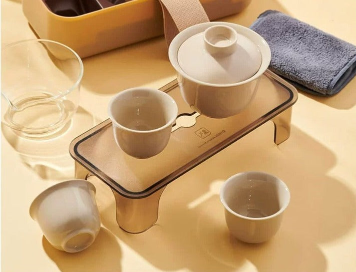 This is a ceramic gaiwan set