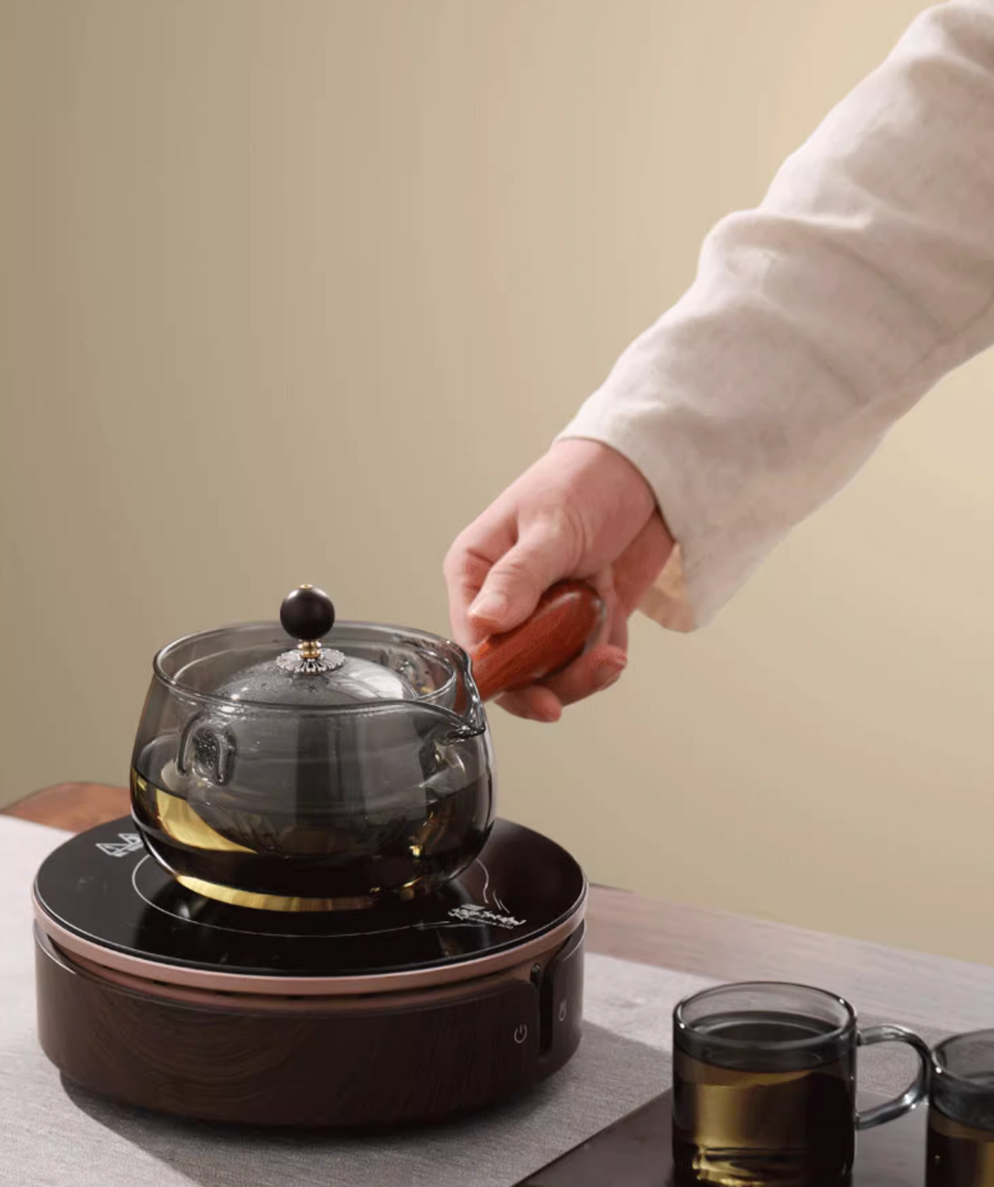 This is a side handle teapot set.this is a 360 rotating glass teapot