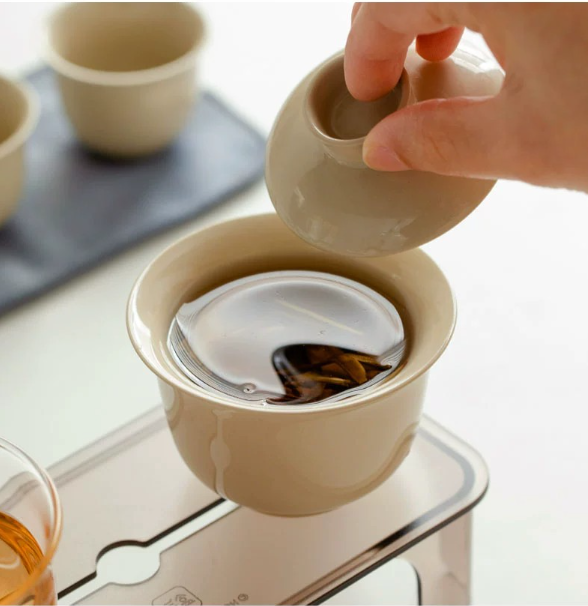 This is a ceramic gaiwan set