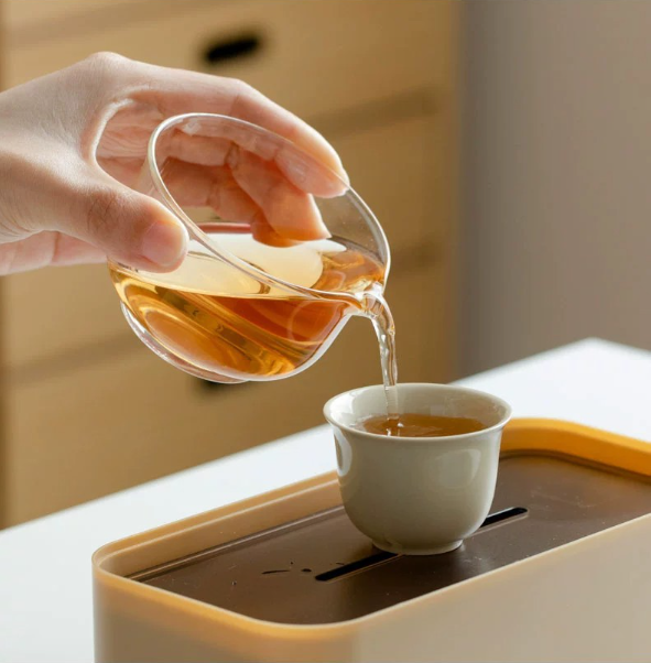 This is a ceramic gaiwan set