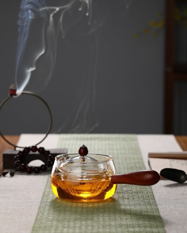 This is a side handle teapot set.this is a 360 rotating glass teapot