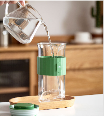 This is a portable glass cold brew teapot bottle