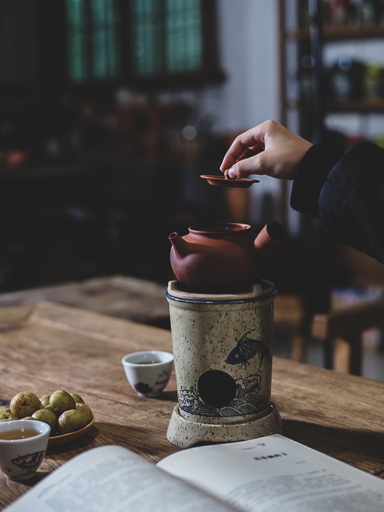 This is a ceramic stove. This is a charcoal electric stove