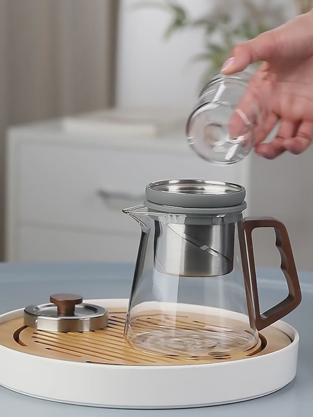 This is high borosilicate glass teapot.this is a magnetic teapot