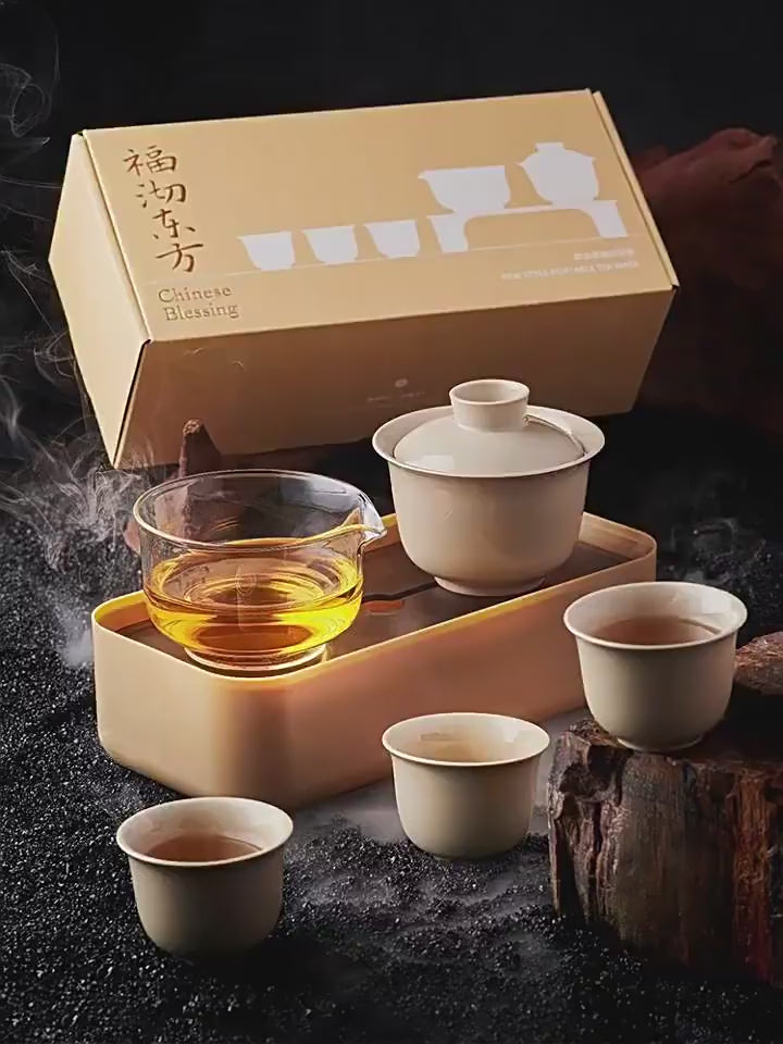 This is a ceramic gaiwan set