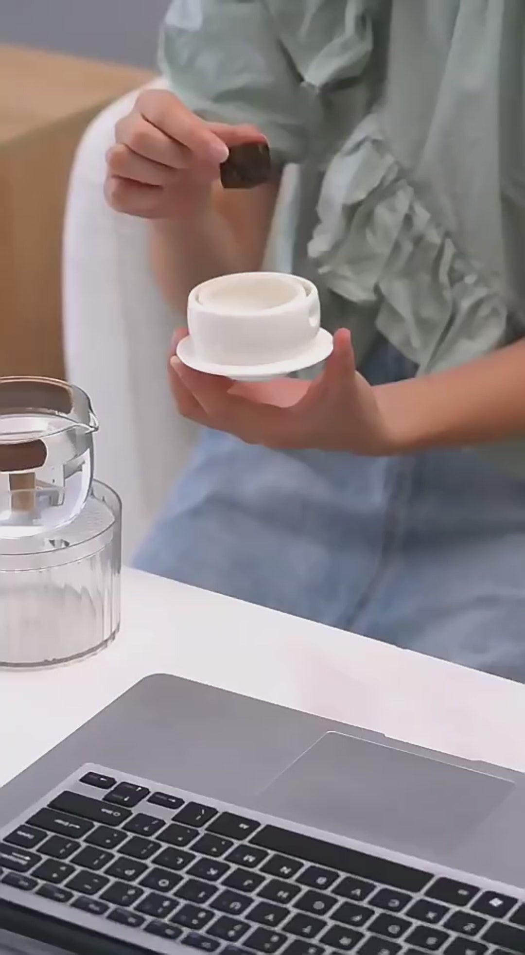 This is a glass teapot travel set