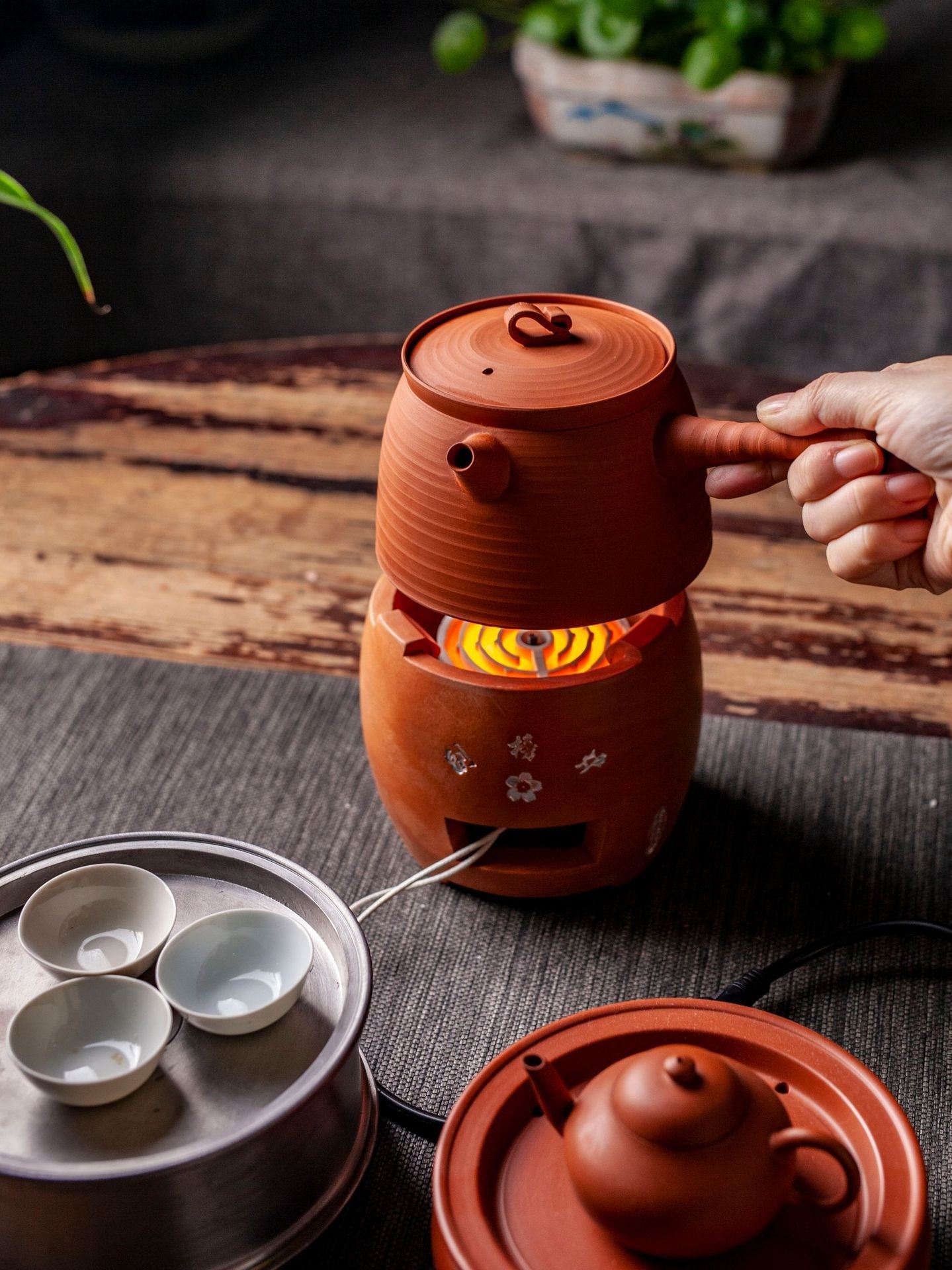 This is a pottery stove. This is a charcoal electric stove