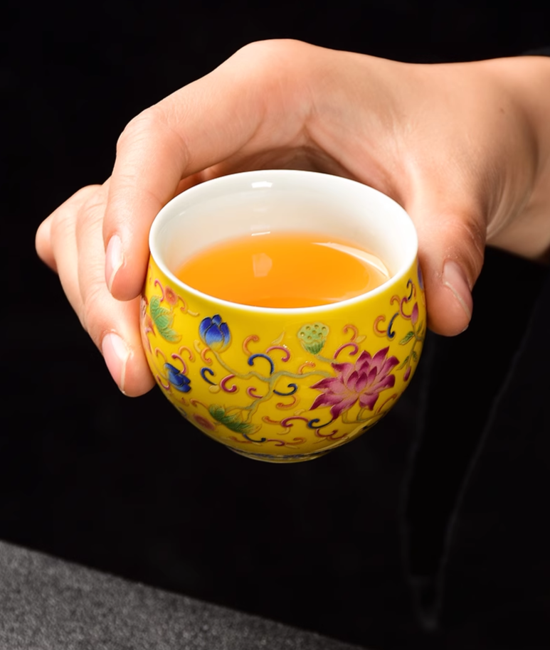 This is an automatic enamel teapot