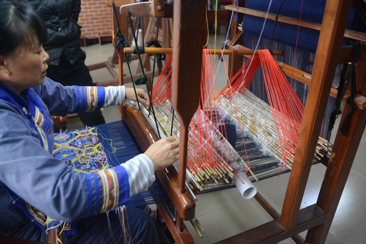 High-end Handcrafted Anise Field Pattern Chinese Pink White Zhuang Brocade Silk Cloth Scarf Tea Table Cloth