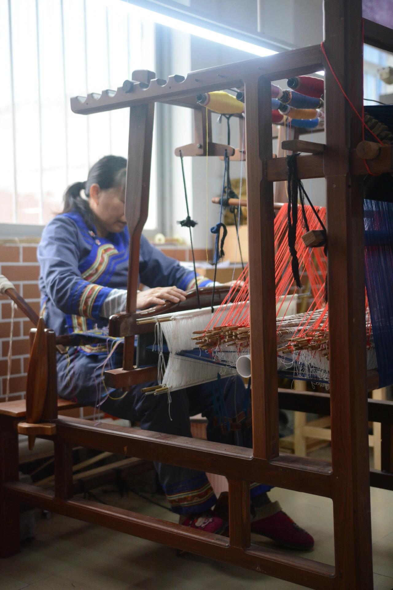 High-end Handcrafted Python Dragon Pattern Chinese Blue Orange Zhuang Brocade Silk Cloth Scarf Tea Table Cloth