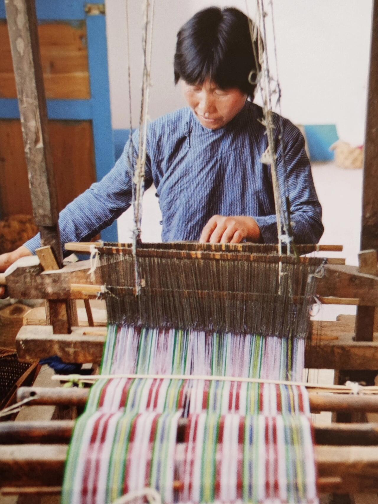 High-end Handcrafted Swallow Pattern Chinese Black Gold Zhuang Brocade Silk Cloth Scarf Tea Table Cloth