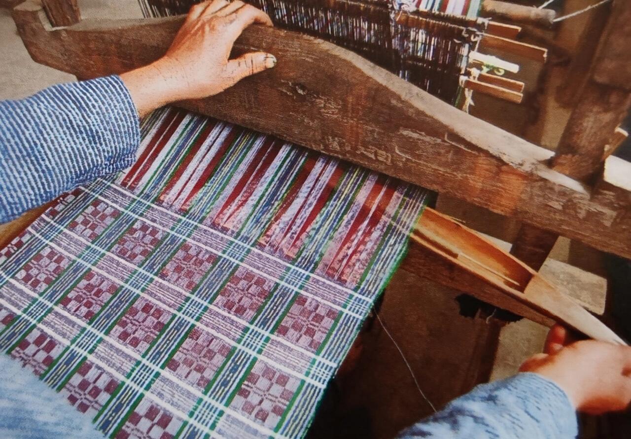 High-end Handcrafted Small Python Dragon Pattern Black Gold Chinese Zhuang Brocade Silk Cloth Scarf Tea Table Cloth