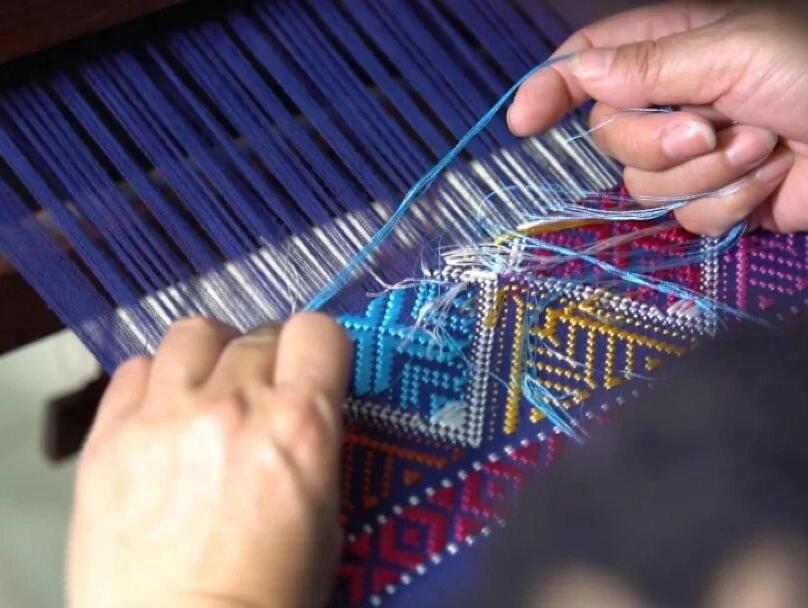 High-end Handcrafted Small Python Dragon Pattern Black Gold Chinese Zhuang Brocade Silk Cloth Scarf Tea Table Cloth