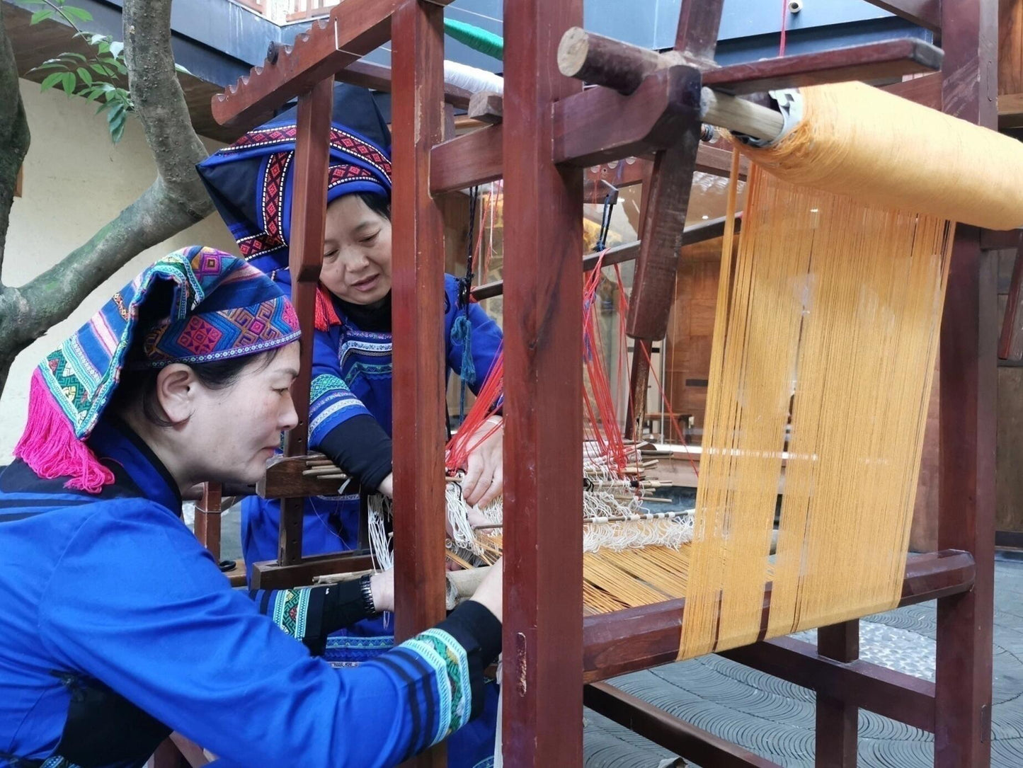 High-end Handcrafted Swallow Pattern Chinese Black Gold Zhuang Brocade Silk Cloth Scarf Tea Table Cloth