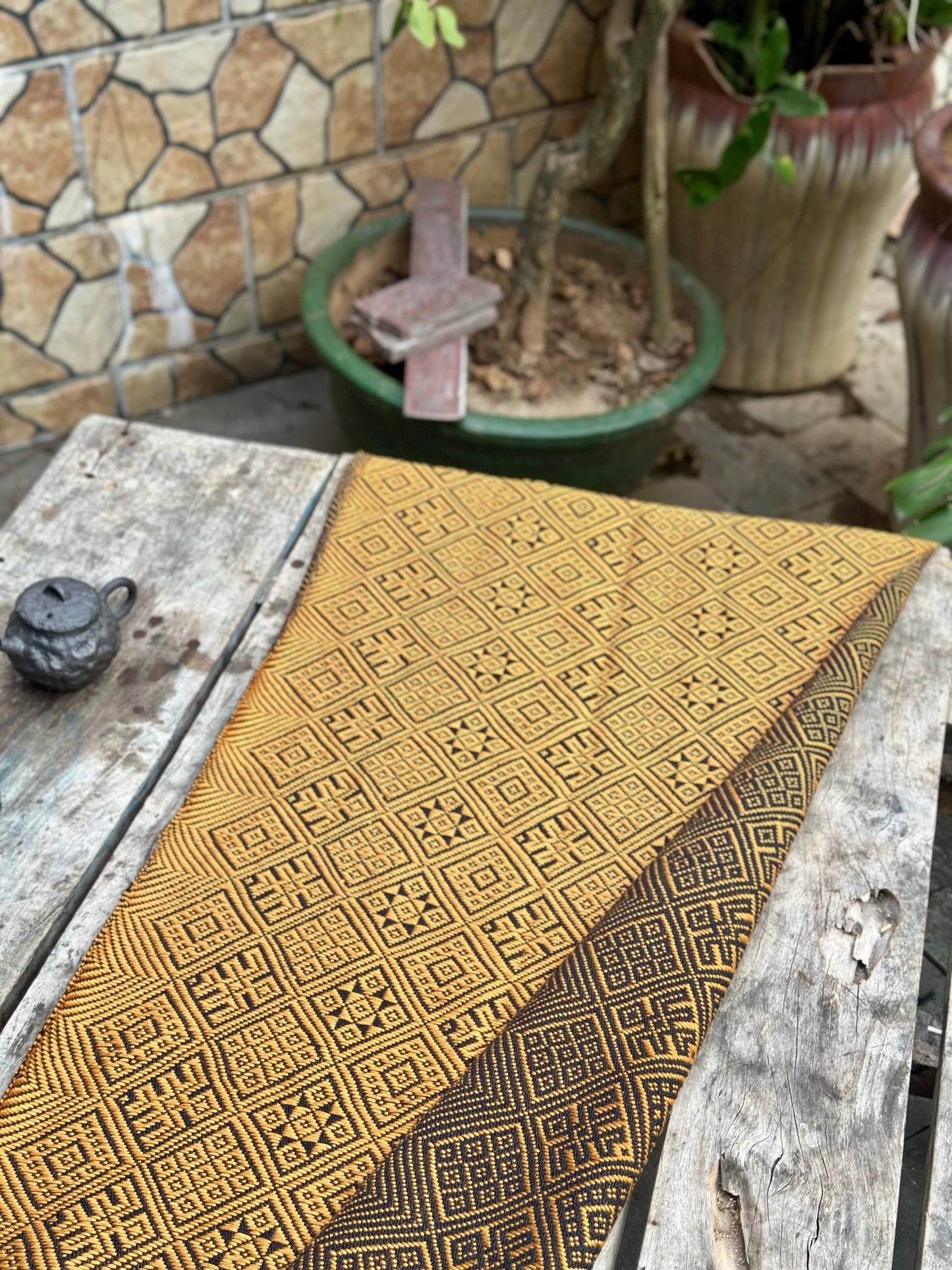 High-end Handcrafted Swallow Pattern Chinese Black Gold Zhuang Brocade Silk Cloth Scarf Tea Table Cloth