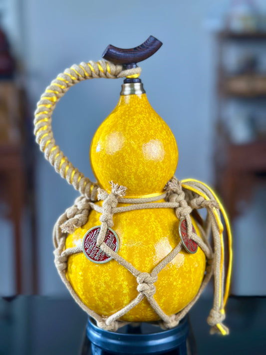 Hand dyed Fengshui Ornament Bright Golden Chinese Lacquerware Hulu Natural Gourd Water Tea Container Classical Home Decor