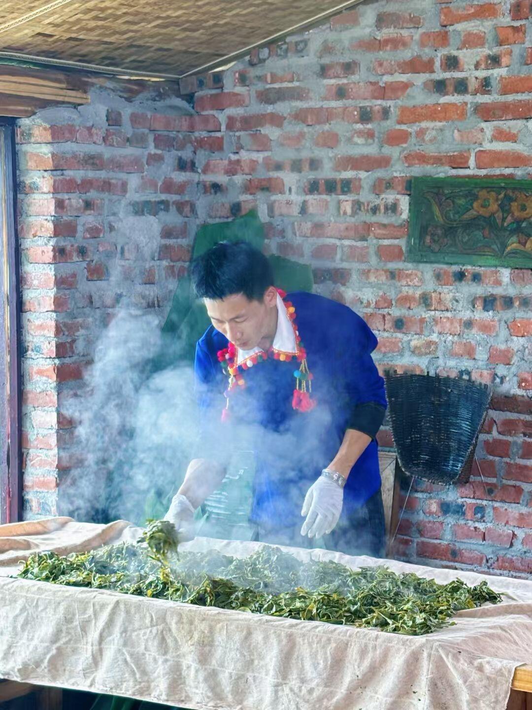 Chinese Yunnan De'ang Minority Traditional Sour Tea Fermented Acid Tea