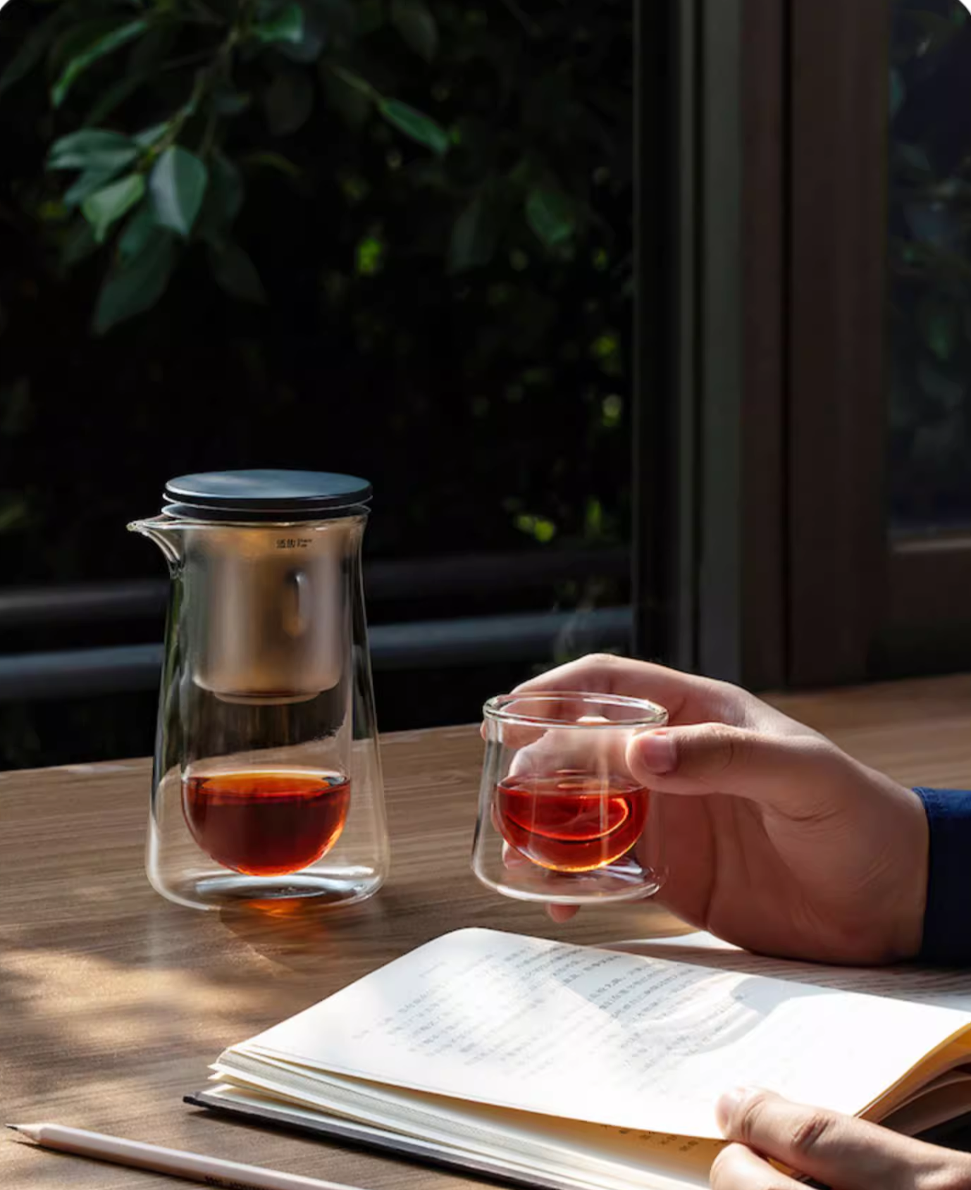 This is high borosilicate glass teapot.this is a magnetic teapot