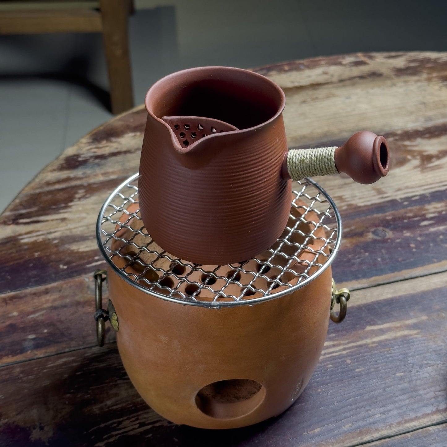 This is a pottery stove. This is a charcoal electric stove