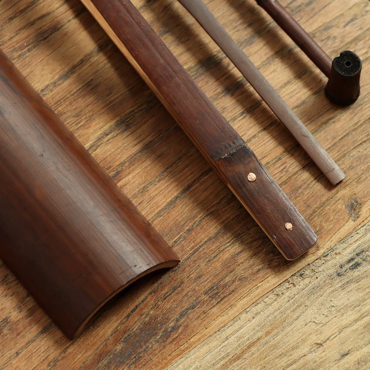 This is a bamboo tea scoop set