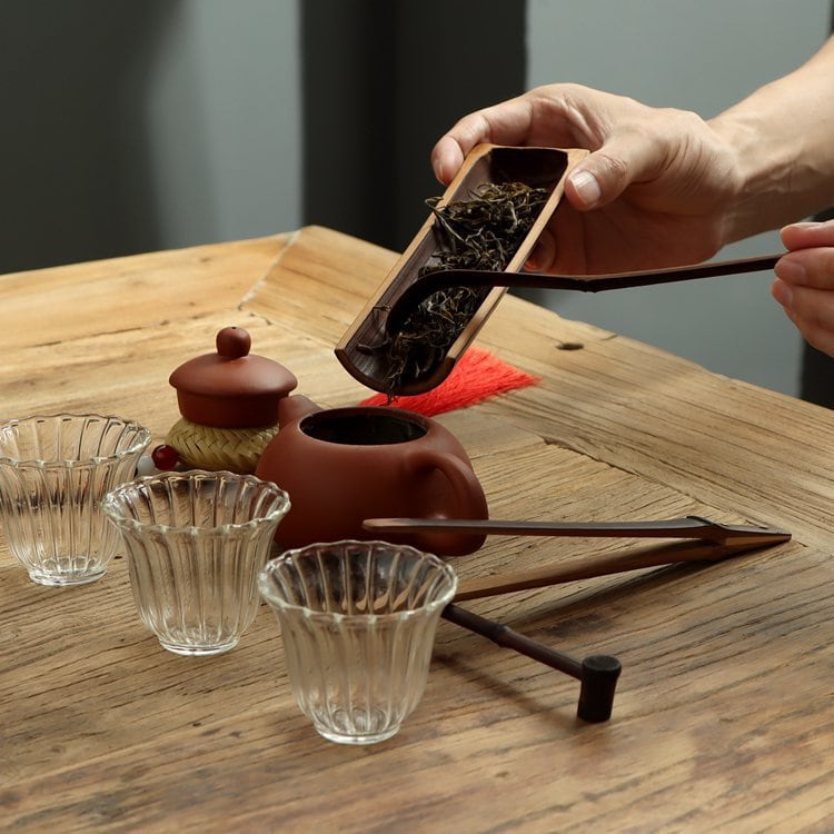 This is a bamboo tea scoop set